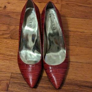 Guess pumps